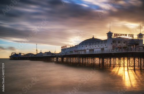 Plakat na papierze fotorealistycznym Zimowy zachód słońca długich ekspozycji na molo w Brighton.