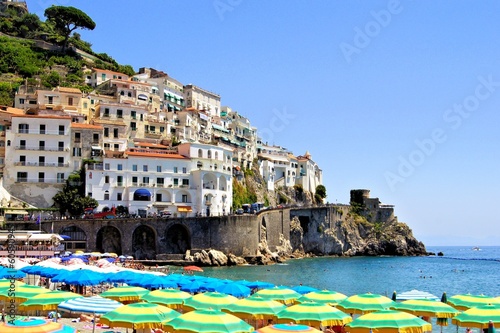 Board z aluminiowym obramowaniem Kolorowy widok na plaże wybrzeża Amalfi, Włochy