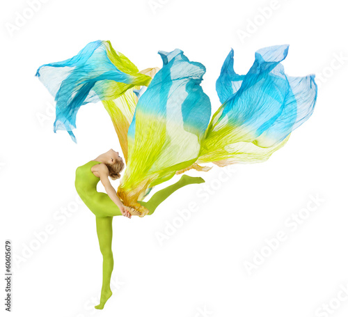 sport-kobieta-tanczy-z-latania-fruwajace-tkaniny