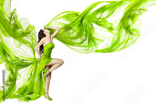 kobieta-tanczy-w-zielonej-sukni-fruwajace-macha-tkaniny