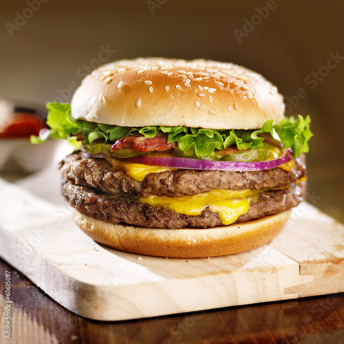 Tapeta ścienna Podwójny serowy burger z bekonem