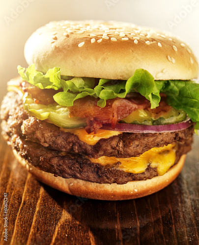 Naklejka samoprzylepna Podwójny burger z bekonem i dziełami