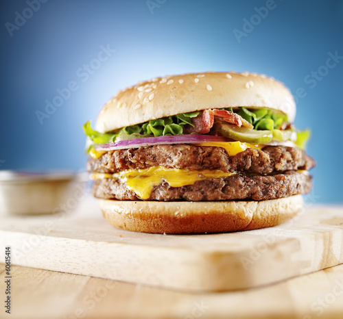 Naklejka samoprzylepna Podwójny serowy burger z bekonem
