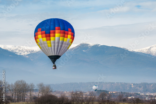 Fotoboard na płycie Wielobarwny balon w błękitne niebo