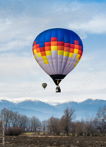 Fotoboard na płycie Wielobarwny balon w błękitne niebo