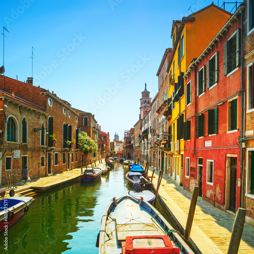 Tapeta ścienna Wenecja san barnaba cityscape, kanał wodny, kościół i łodzie. 