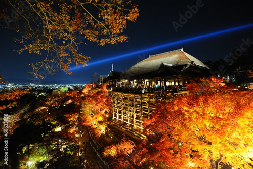 Tapeta ścienna Słynna świątynia Kiyumizu Dera oświetlona w nocy (Kioto, Japonia)