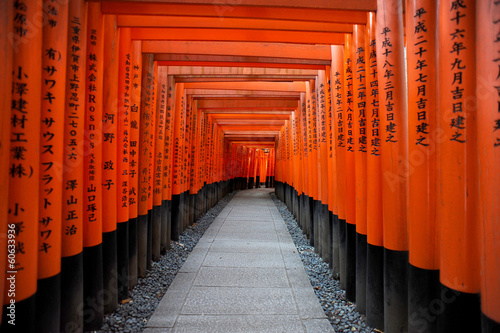 Tapeta ścienna Czerwony tori brama w świątyni fushimi inari w Kioto w Japonii
