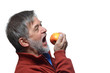 Mann beißt in Apfel