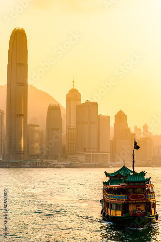 Naklejka samoprzylepna Hongkong portu o zachodzie słońca.