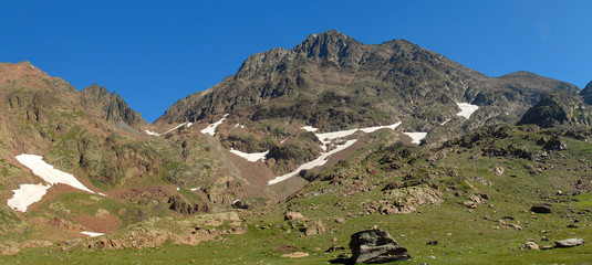 Wall Mural - Pica d'Estats (3143m), top of Catalonia, Pyrenees