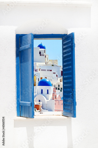 Fotoboard na płycie Otwarte tradycyjne greckie niebieskie okno na wyspie santorini, Grecja
