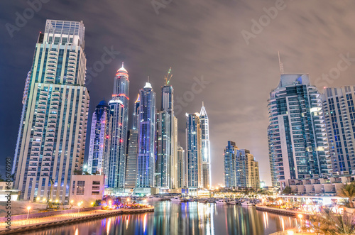 Board z aluminiowym obramowaniem Panoramę mariny Dubaj nocą