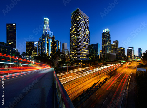 Naklejka samoprzylepna Miasto los angeles california o zachodzie słońca z lekkich szlaków