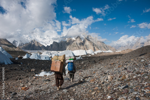 Fotoboard na płycie Tragarze przewożący ciężkie ładunki w pasie karakoram, pakistan