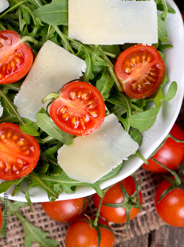 Tapeta ścienna Świeża sałatka z rukoli, pomidorków cherry i parmezanu