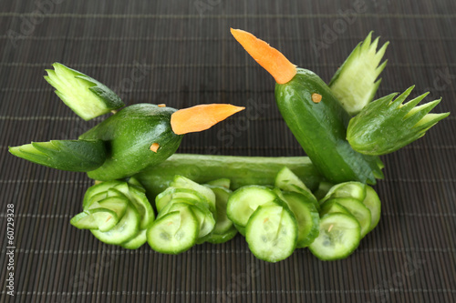Board z aluminiowym obramowaniem Cyzelowanie warzywo wzór hummingbirds na bambusowym tle