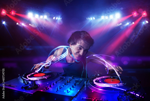 Plakat na papierze fotorealistycznym Disc jockey odtwarzanie muzyki z efektami światła na scenie