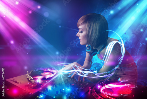 Plakat na papierze fotorealistycznym Energiczna dziewczyna dj miksująca muzykę z potężnymi efektami świetlnymi