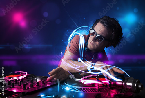 Plakat na papierze fotorealistycznym Disc jockey, grający muzykę z efektami i światłami elektro