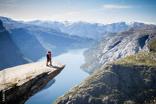 Board z aluminiowym obramowaniem Para na trolltunga w Norwegii