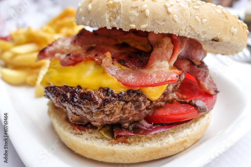 Naklejka samoprzylepna Amerykański burger z serem