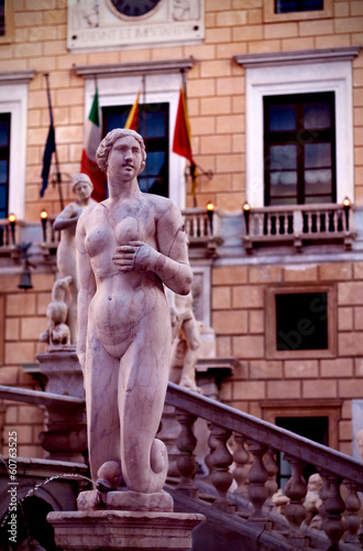 Board z aluminiowym obramowaniem Statua piazza pretoria