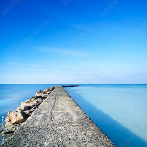 Plakat na papierze fotorealistycznym Beton i skały molo lub molo na wodzie niebieski ocean