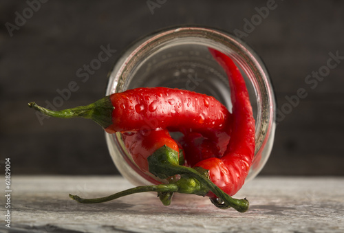 Naklejka samoprzylepna Makro organicznych papryczek jalapeno wycieki z słoiku mason