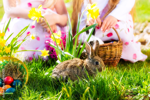 Board z aluminiowym obramowaniem Dzieci na Easter Egg Hunt z Zajączek