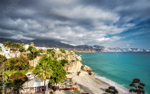 Board z aluminiowym obramowaniem Plaża calahonda, położona w centrum miasta Nerja. 
