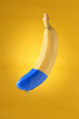 banan w niebieskiej farbie