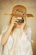 © mariesacha - jeune fille avec appareil photo vintage