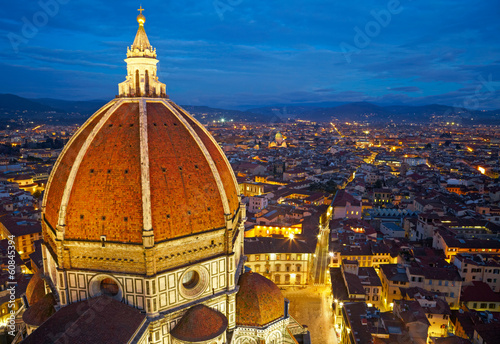 Plakat na papierze fotorealistycznym Widok katedry Santa Maria del Fiore o zmierzchu. 