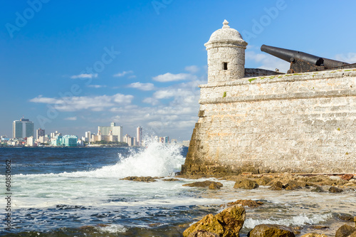 Plakat na zamówienie The castle of El Morro with the Havana skyline