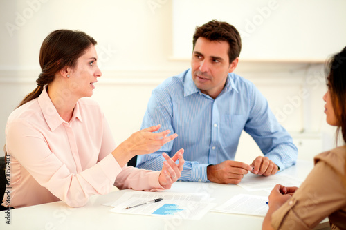 Fotografía Female executive explaining a idea to colleagues