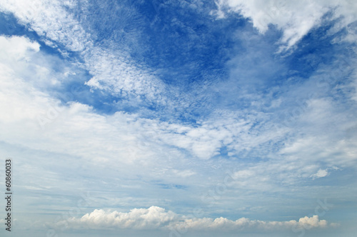 Fotoboard na płycie Białe chmury cumulus na tle błękitnego nieba