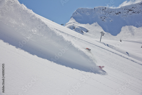Board z aluminiowym obramowaniem Narciarz w głębokim puchu, ekstremalny freeride