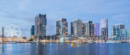Naklejka samoprzylepna Panoramiczny obraz nabrzeża docklands w melbourne, austra