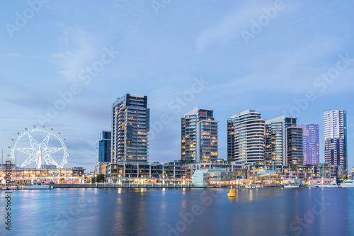 Naklejka samoprzylepna Nocny obraz z nabrzeża docklands w melbourne, austra