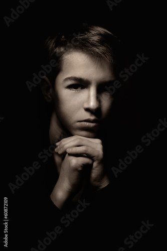 Board z aluminiowym obramowaniem Portret melancholijny nastolatek na czarnym tle
