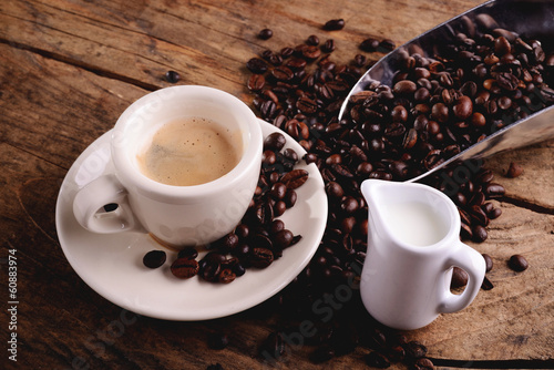 Board z aluminiowym obramowaniem Kawa espresso z mlekiem