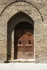 Wall Mural - Closed door of a building in the medieval town of San Gimignano