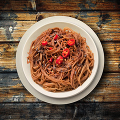 Poster - spaghetti cioccolato e peperoncino su legno