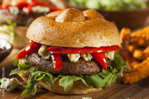 Naklejka samoprzylepna Zdrowa wegetariańska portobello pieczarka burger