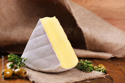 Fotoboard na płycie Smaczny ser camembert z tymiankiem i oliwkami, na drewnianym stole