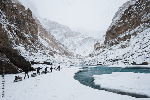 Fotoboard na płycie Zimowy trekking po zamarzniętej rzece zanskar w ladakh