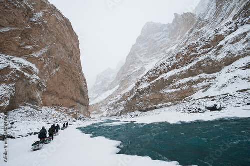 Fotoboard na płycie Zimowy trekking po zamarzniętej rzece zanskar w ladakh