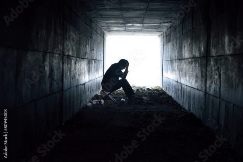 Fotomural depressed man sitting in the tunnel