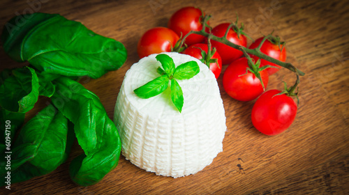 Tapeta ścienna Ricotta z bazylią i pomidorkami cherry na drewnianym stole